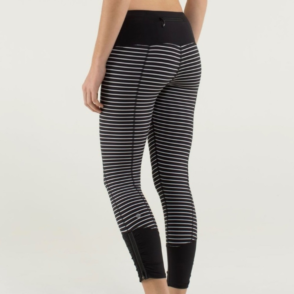 1076 lululemon Runday Crop Run Tight – Size 4 – Parallel Stripe Black White